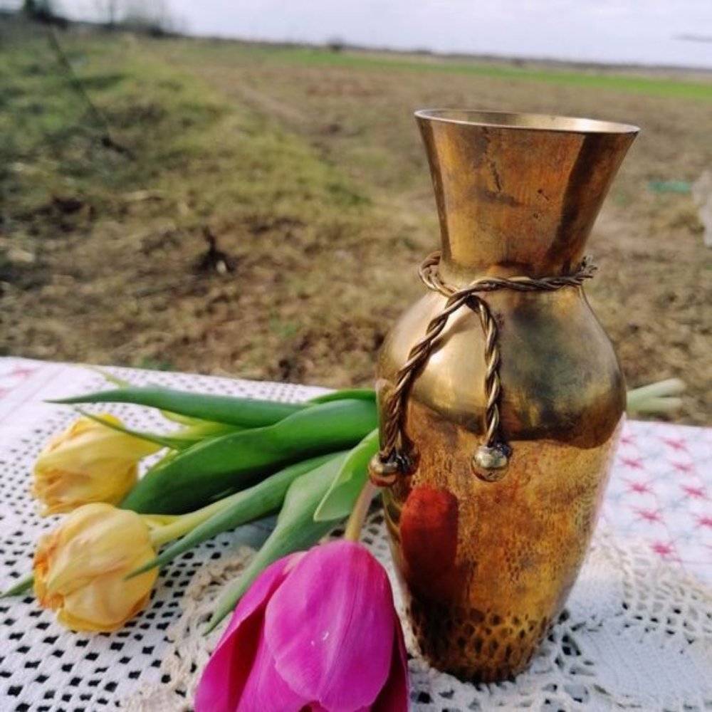 ⤵️Vintage solid Brass vase  With Rope Desi…